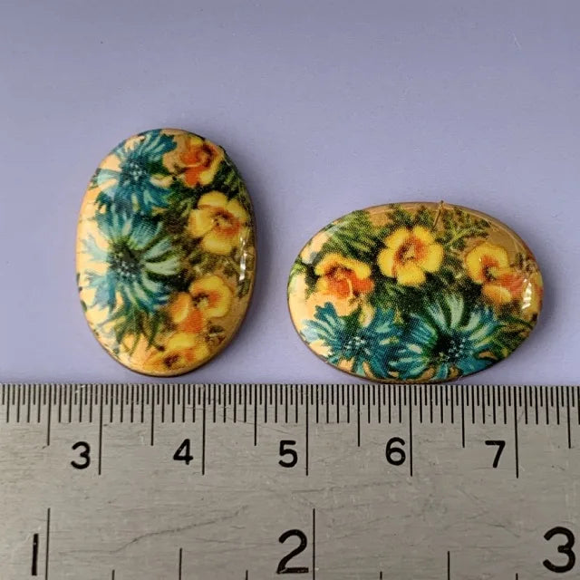 Vintage Plastic Cabochon Flowers Gold Back 25×18mm