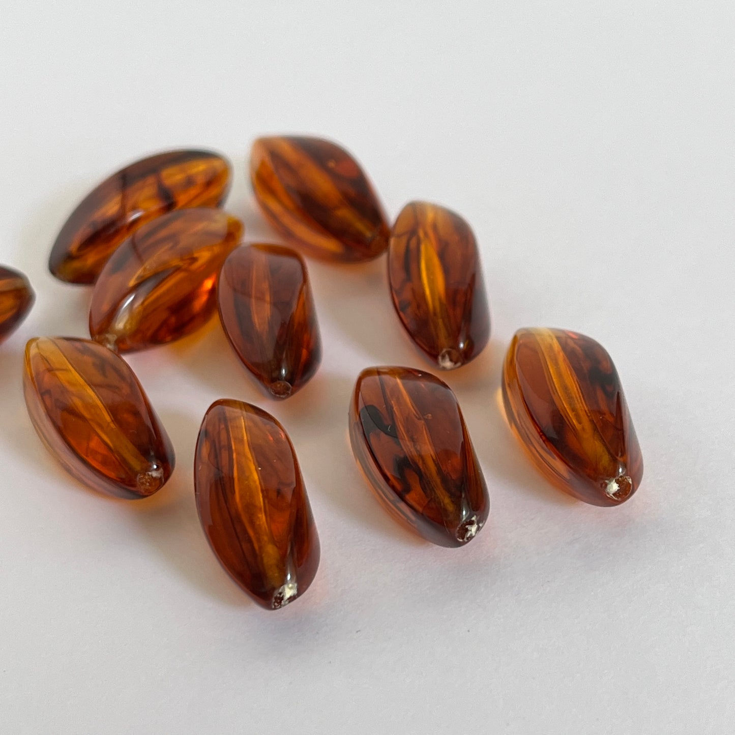 【Made in Japan】Vintage Collection ◆ 日本製 プラスチックビーズ・Tortoiseshell・ツイスト 22x9mm【2個入】