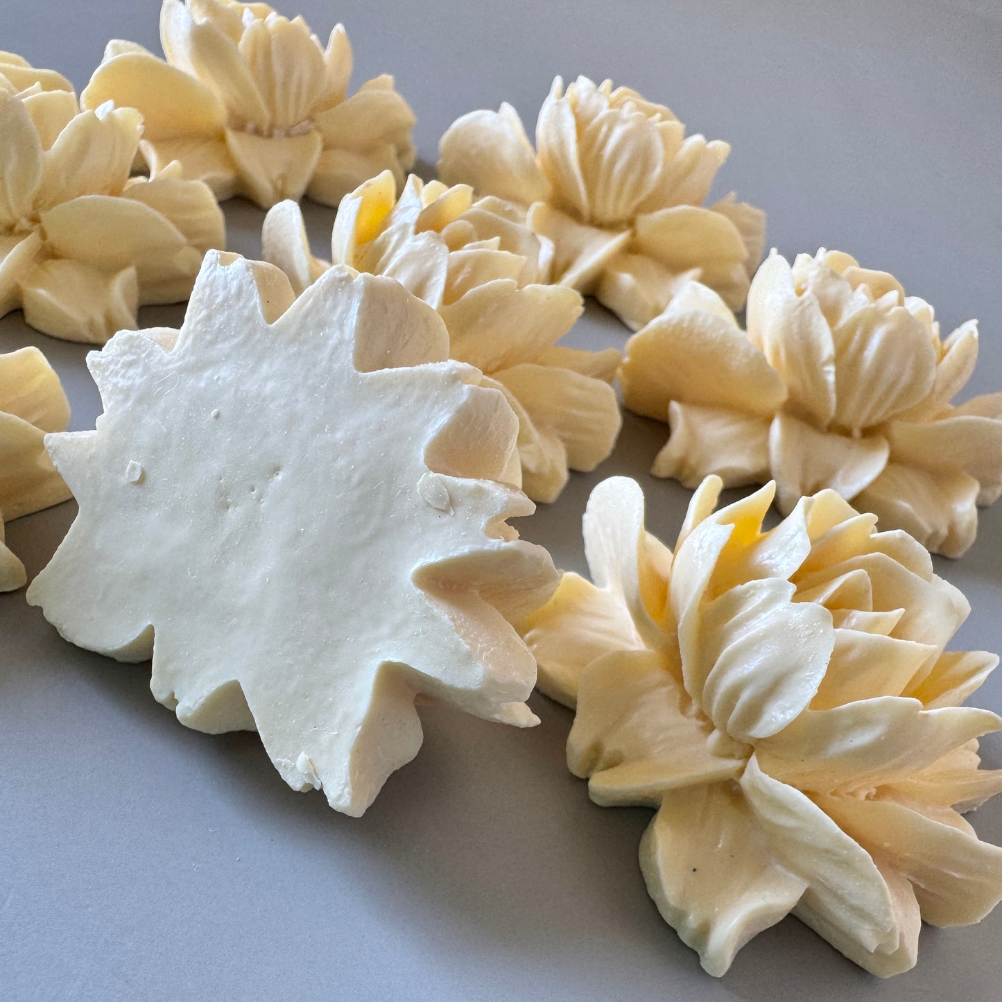 Vintage Plastic Flower Cabochon 43x32mm 【B品】