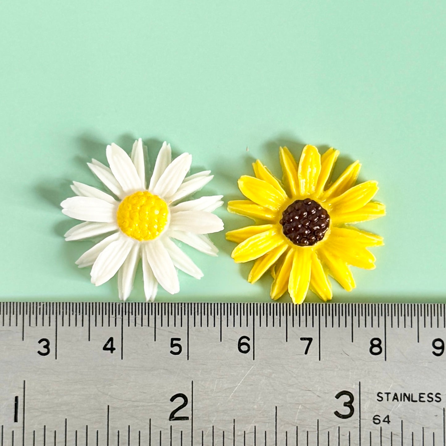 Japan Vintage Plastic Flower Daisy 26mm【2 colors】