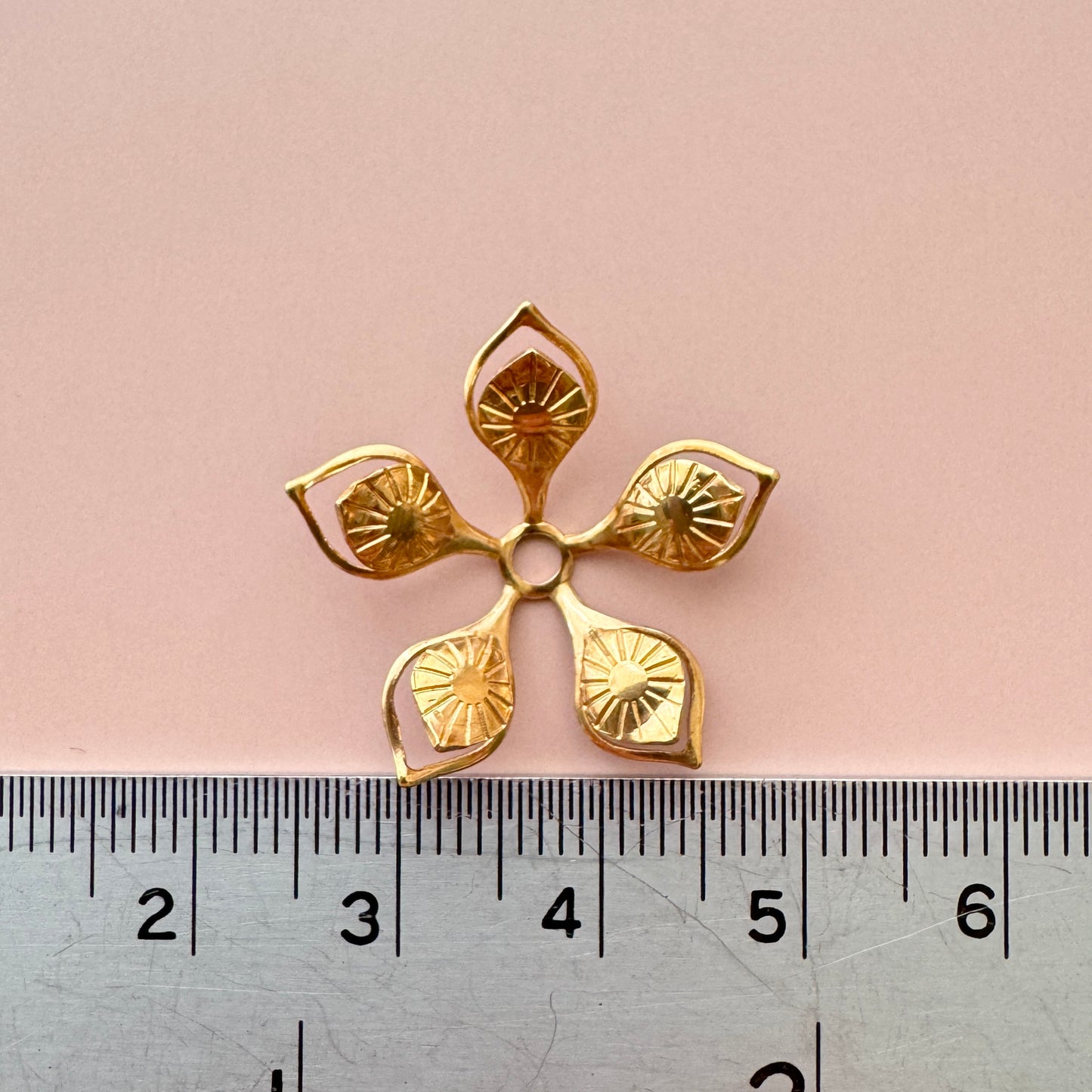 USA Vintage Brass Flower 25mm