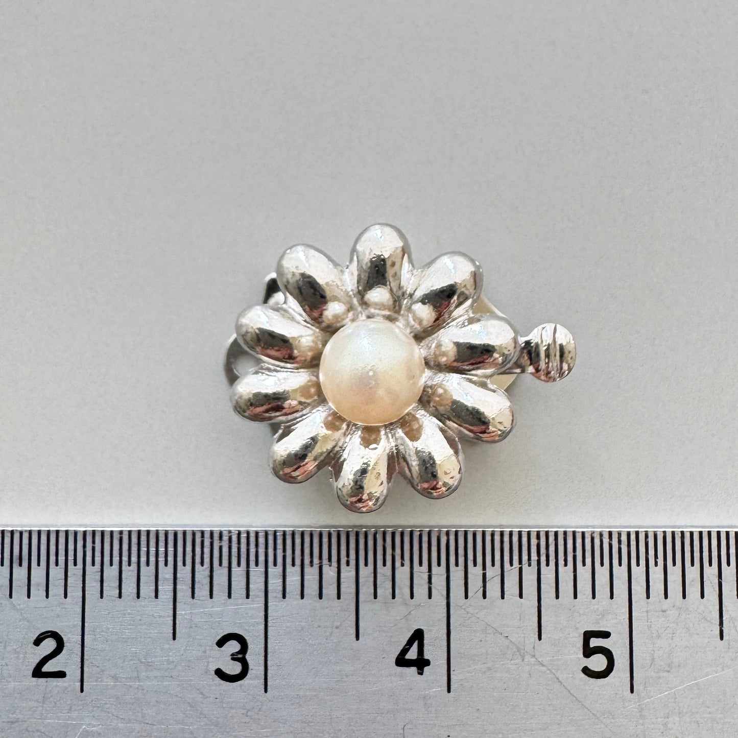 Japan Vintage Flower Shell Pearl Rhodium Clasp 15mm