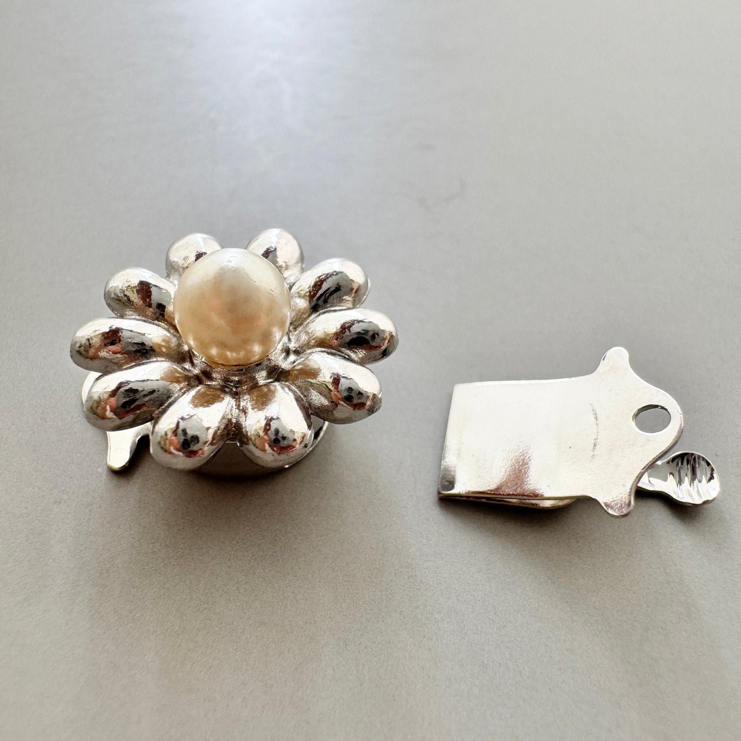 Japan Vintage Flower Shell Pearl Rhodium Clasp 15mm