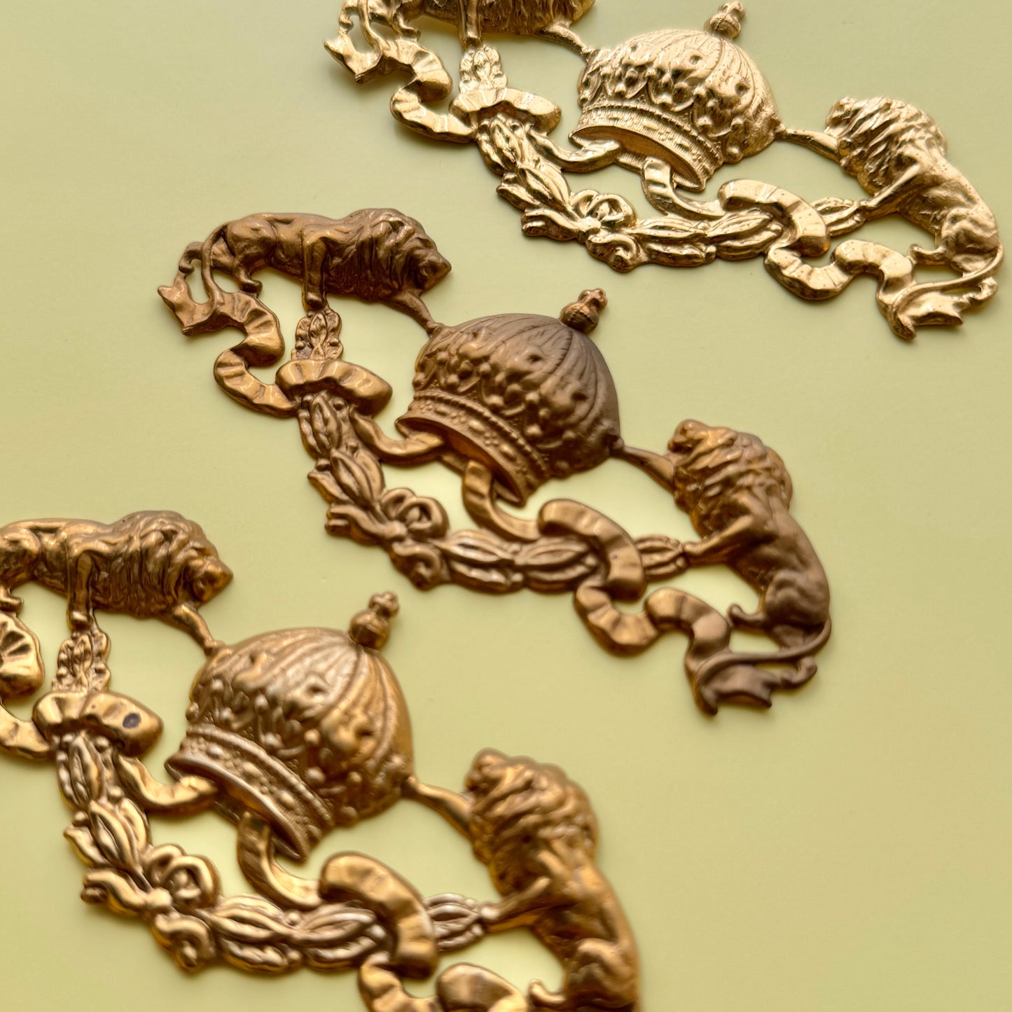 USA Vintage Brass Stamping Lion and Crown 45x95mm