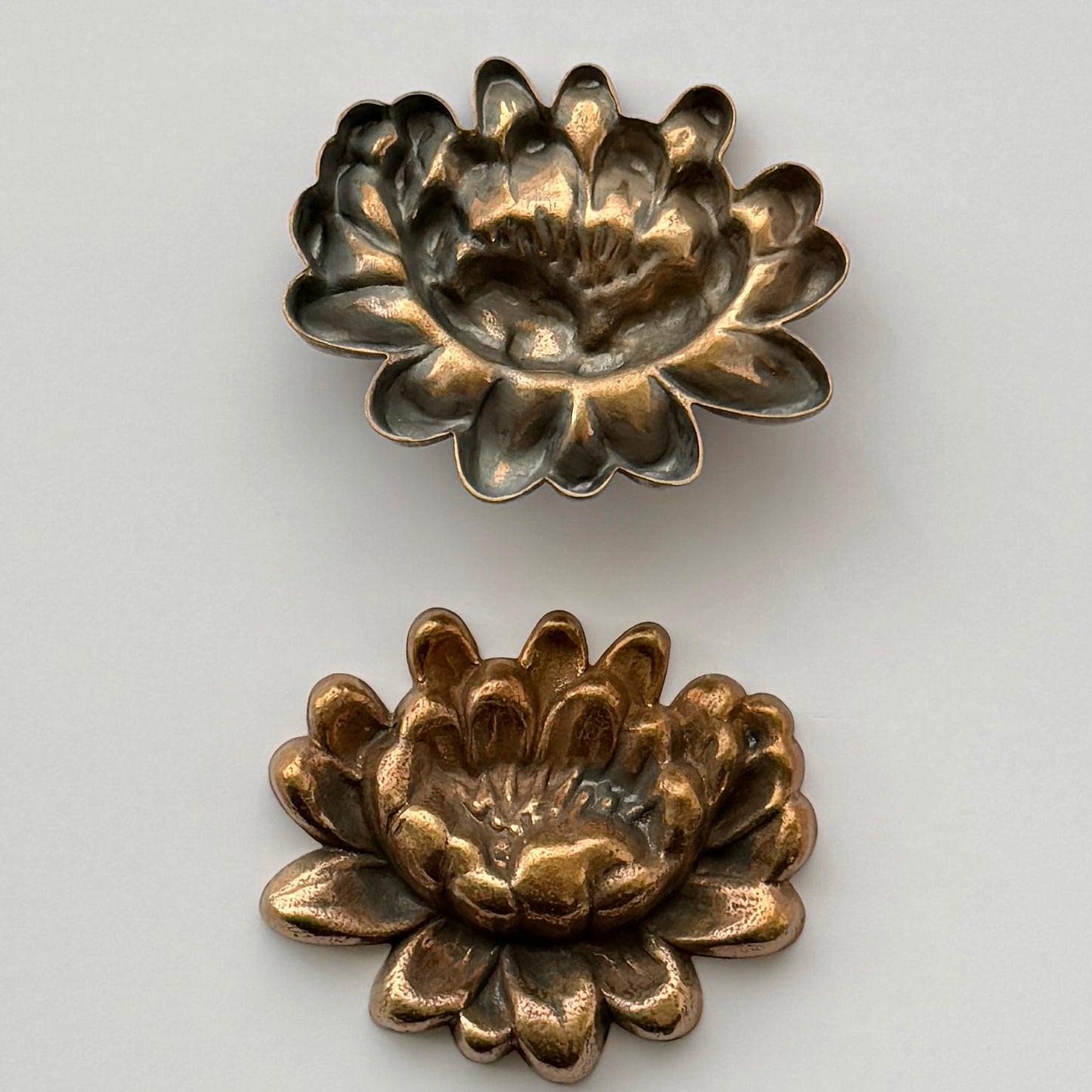 USA Antique Brass Stamping Lotus 38x45mm