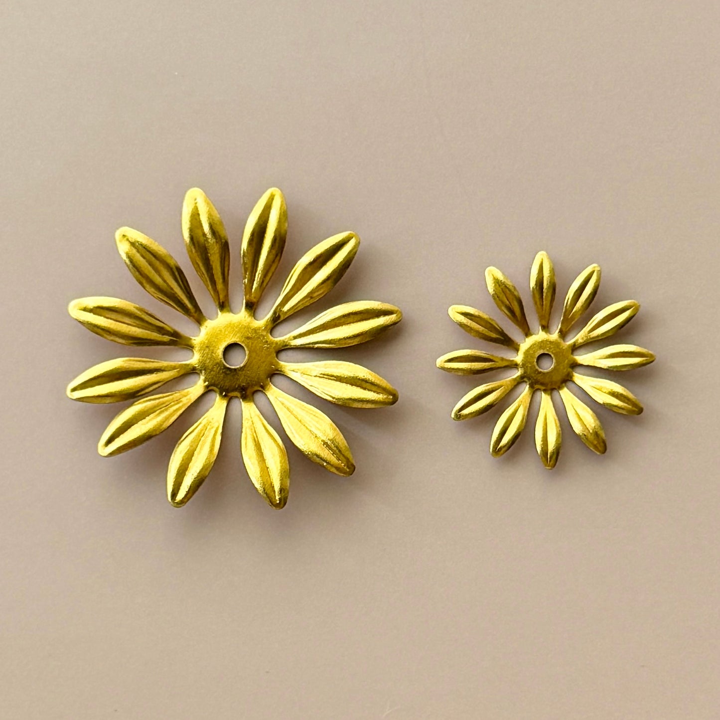 USA 50's Vintage Brass Stamping Flower 29mm