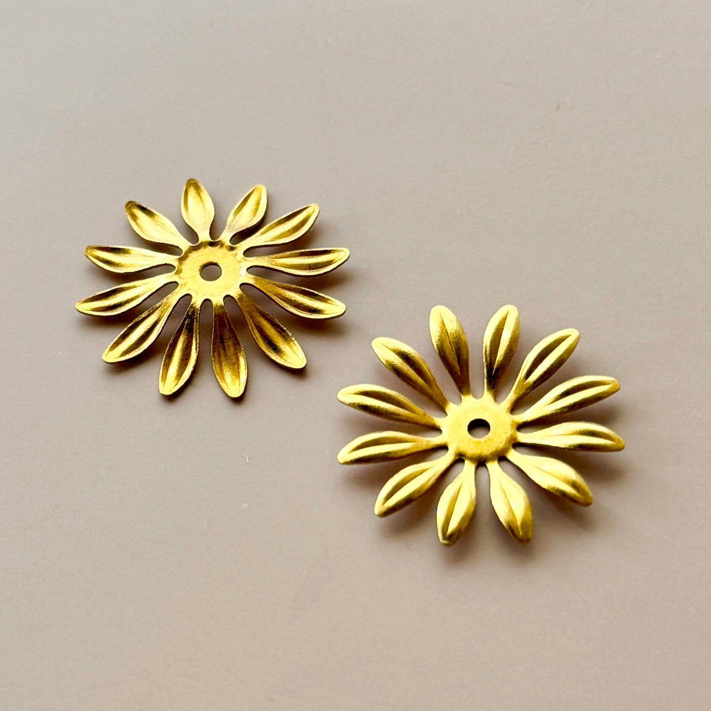USA 50's Vintage Brass Stamping Flower 29mm