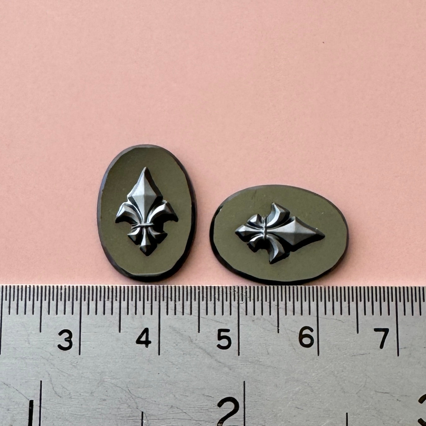 W.Germany Vintage Glass Cabochon Fleur de Lis Hematite 18×13mm