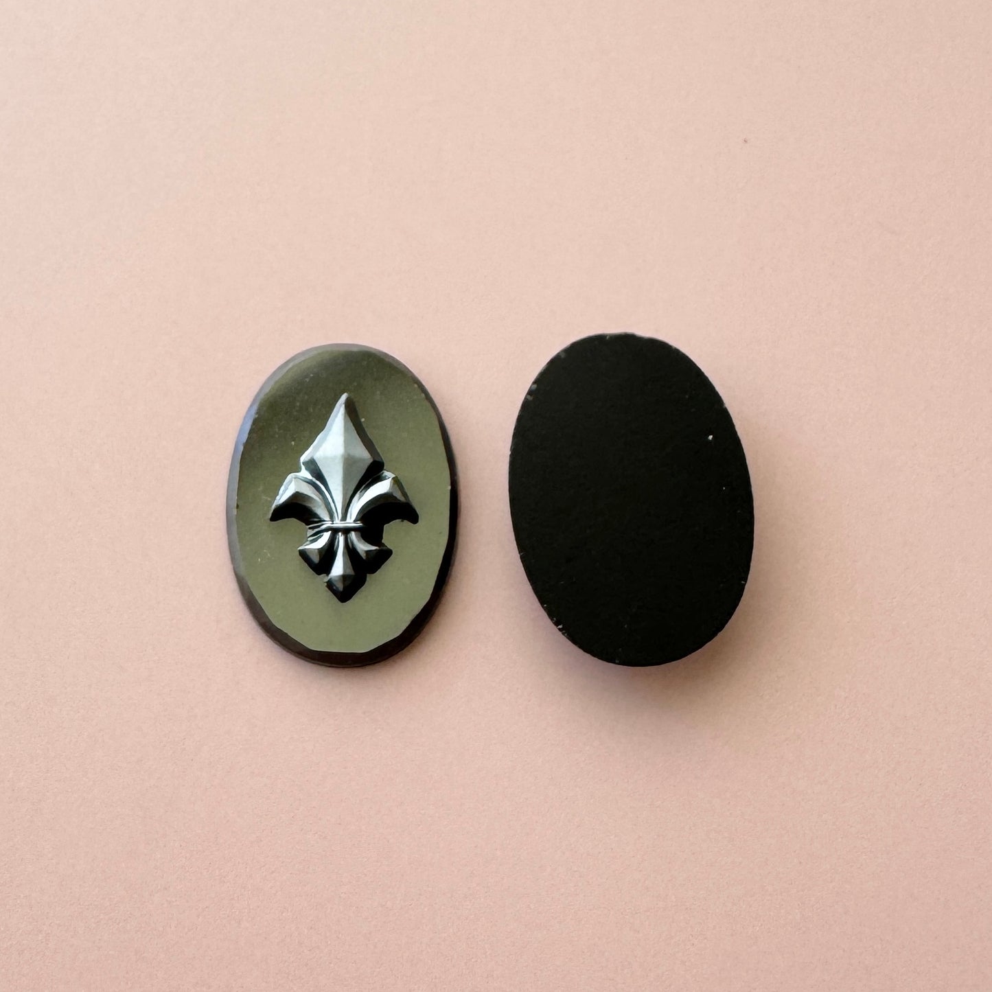 W.Germany Vintage Glass Cabochon Fleur de Lis Hematite 18×13mm