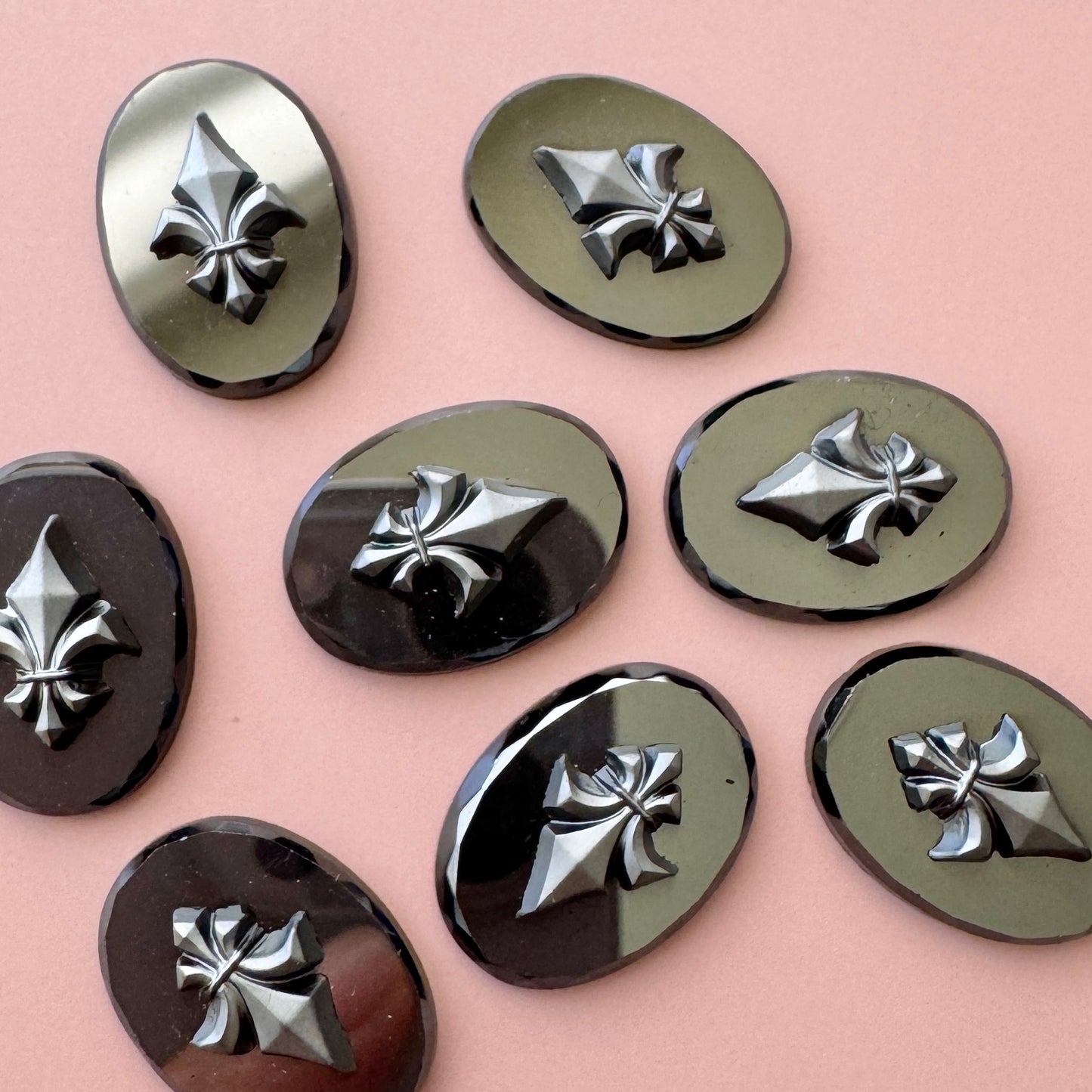 W.Germany Vintage Glass Cabochon Fleur de Lis Hematite 18×13mm