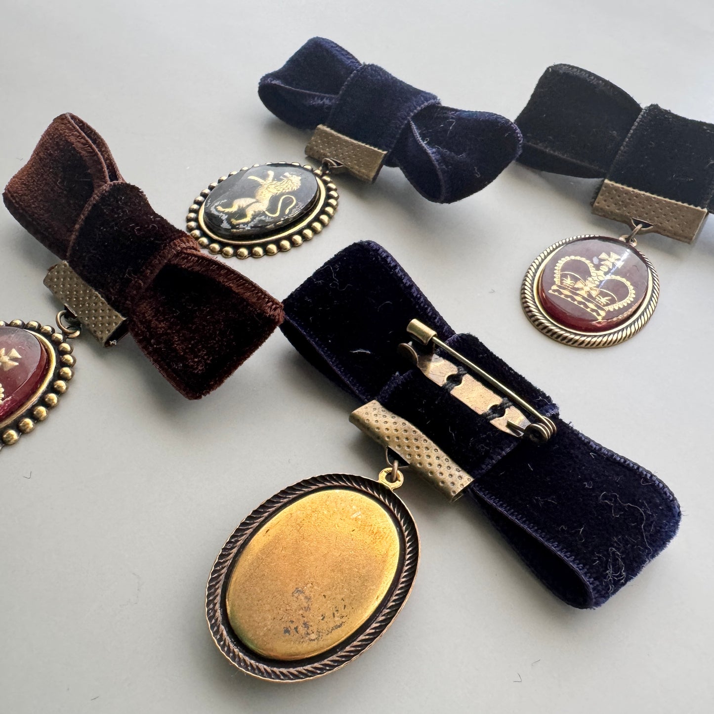 Vintage Intaglio Ribbon Brooch【4個まとめ売り】
