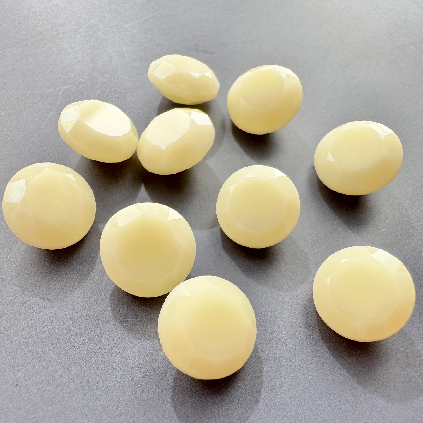 Czech Vaseline Glass Pointed Back Stone Round 8mm【2pcs】