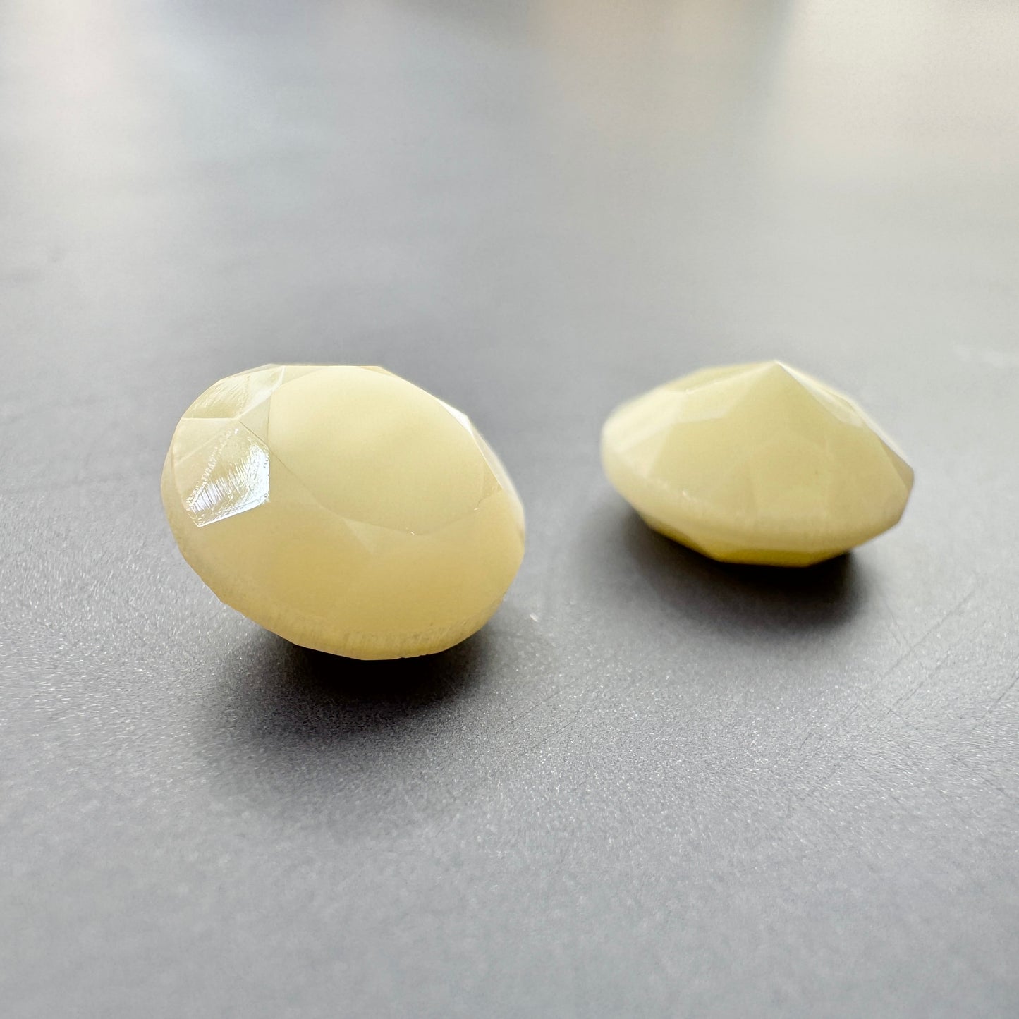 Czech Vaseline Glass Pointed Back Stone Round 8mm【2pcs】