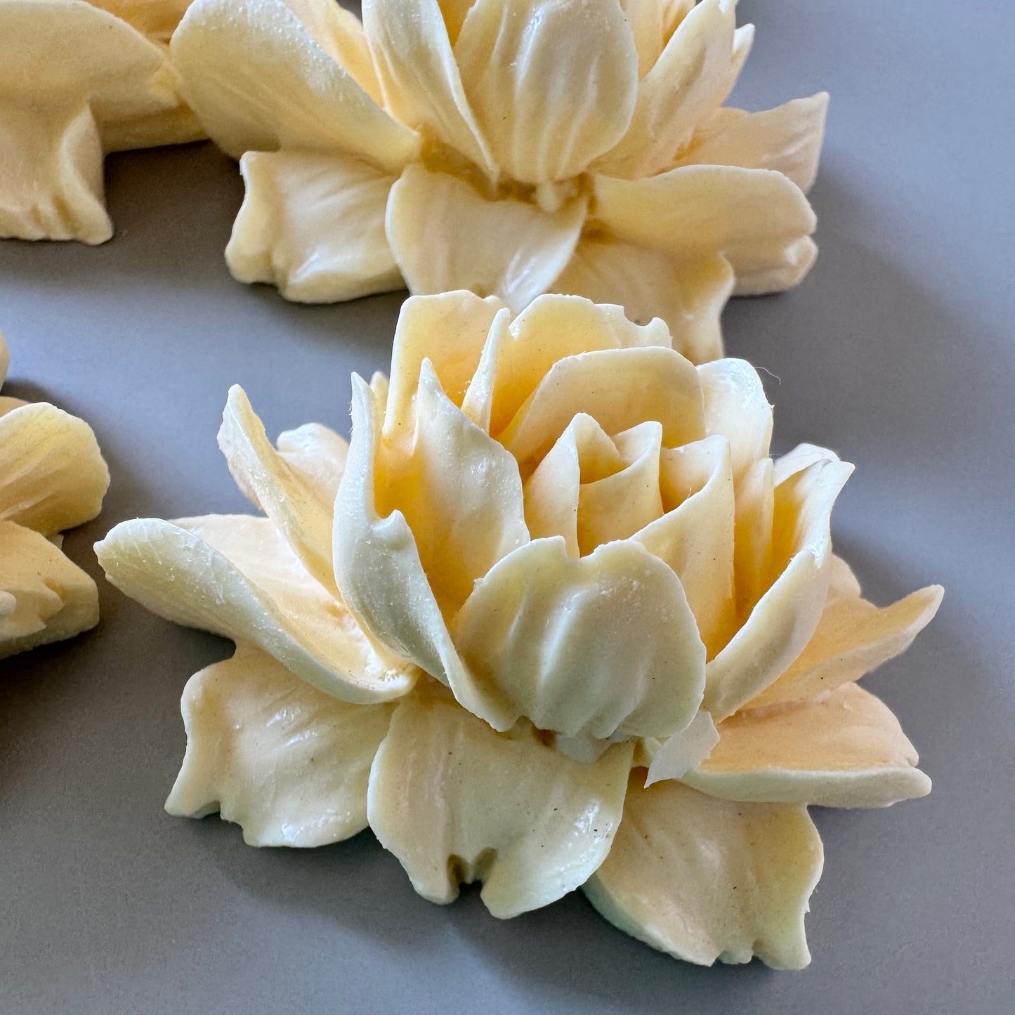 Vintage Plastic Flower Cabochon 43x32mm 【B品】