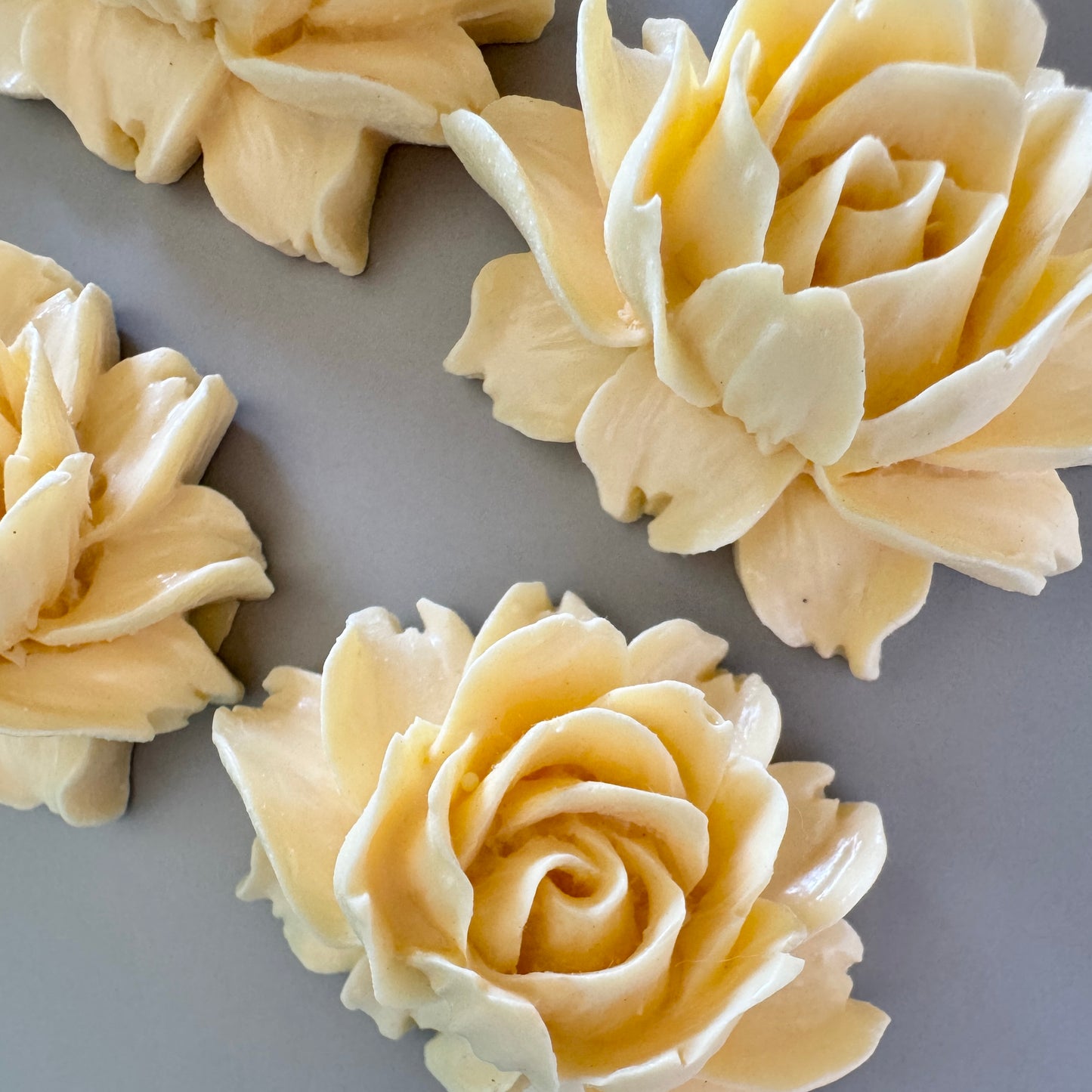 Vintage Plastic Flower Cabochon 43x32mm 【B品】