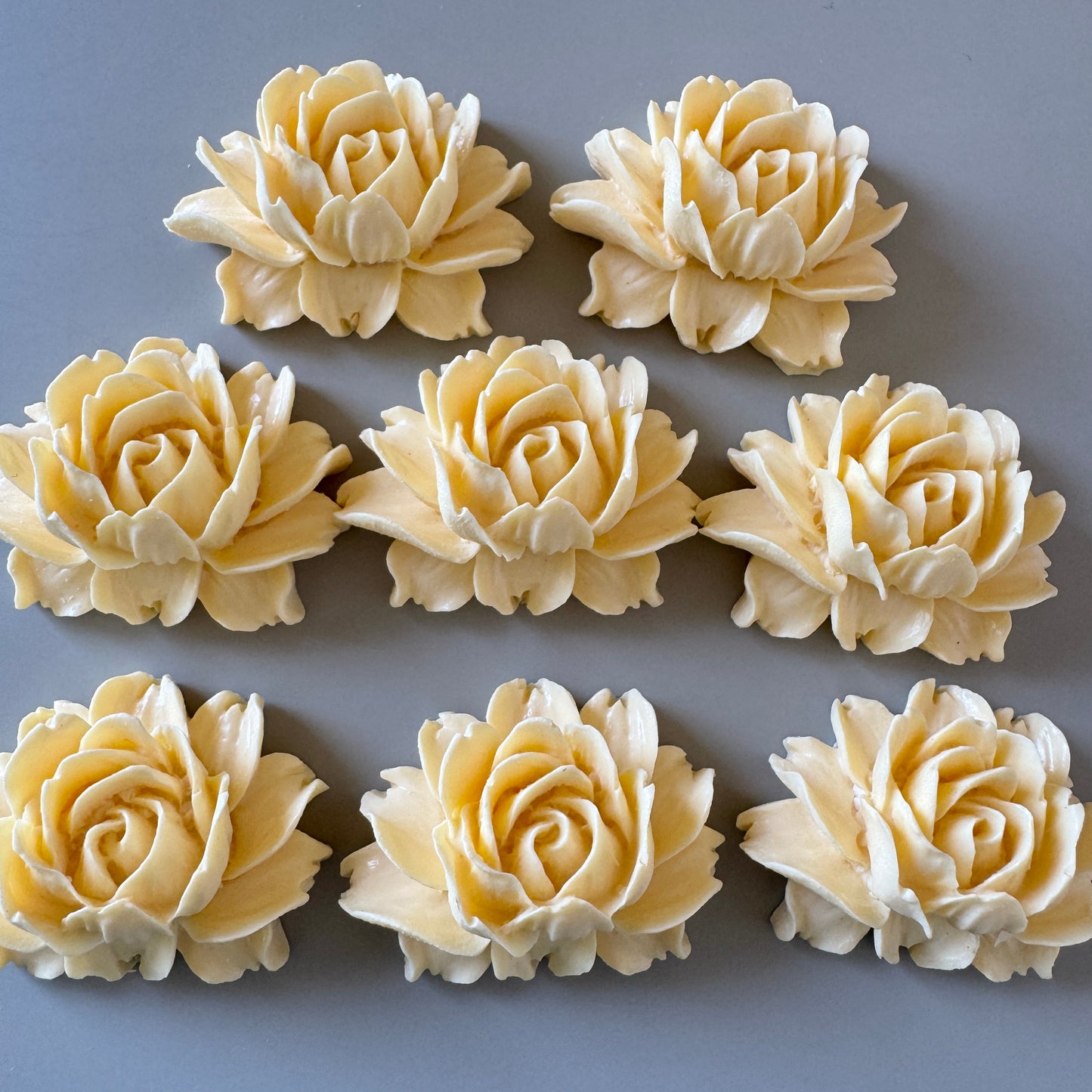 Vintage Plastic Flower Cabochon 43x32mm 【B品】