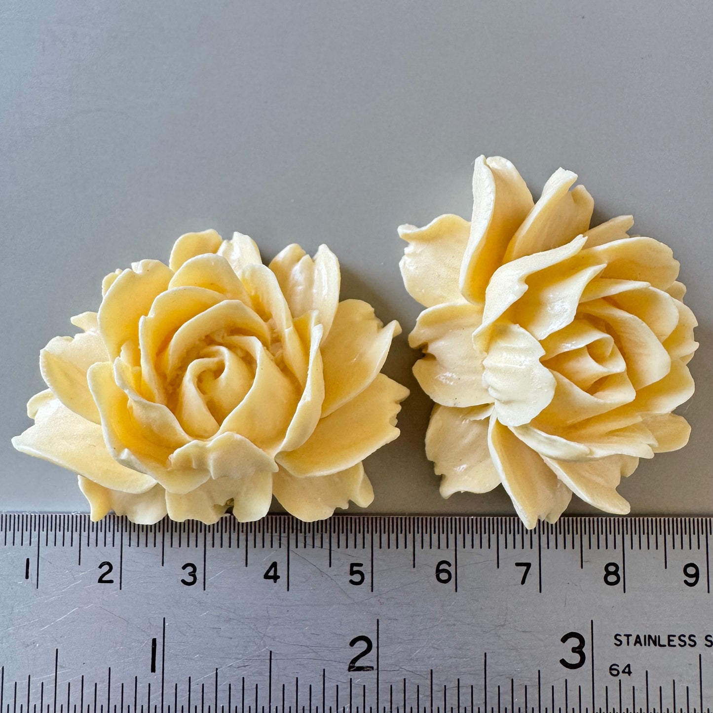 Vintage Plastic Flower Cabochon 43x32mm 【B品】