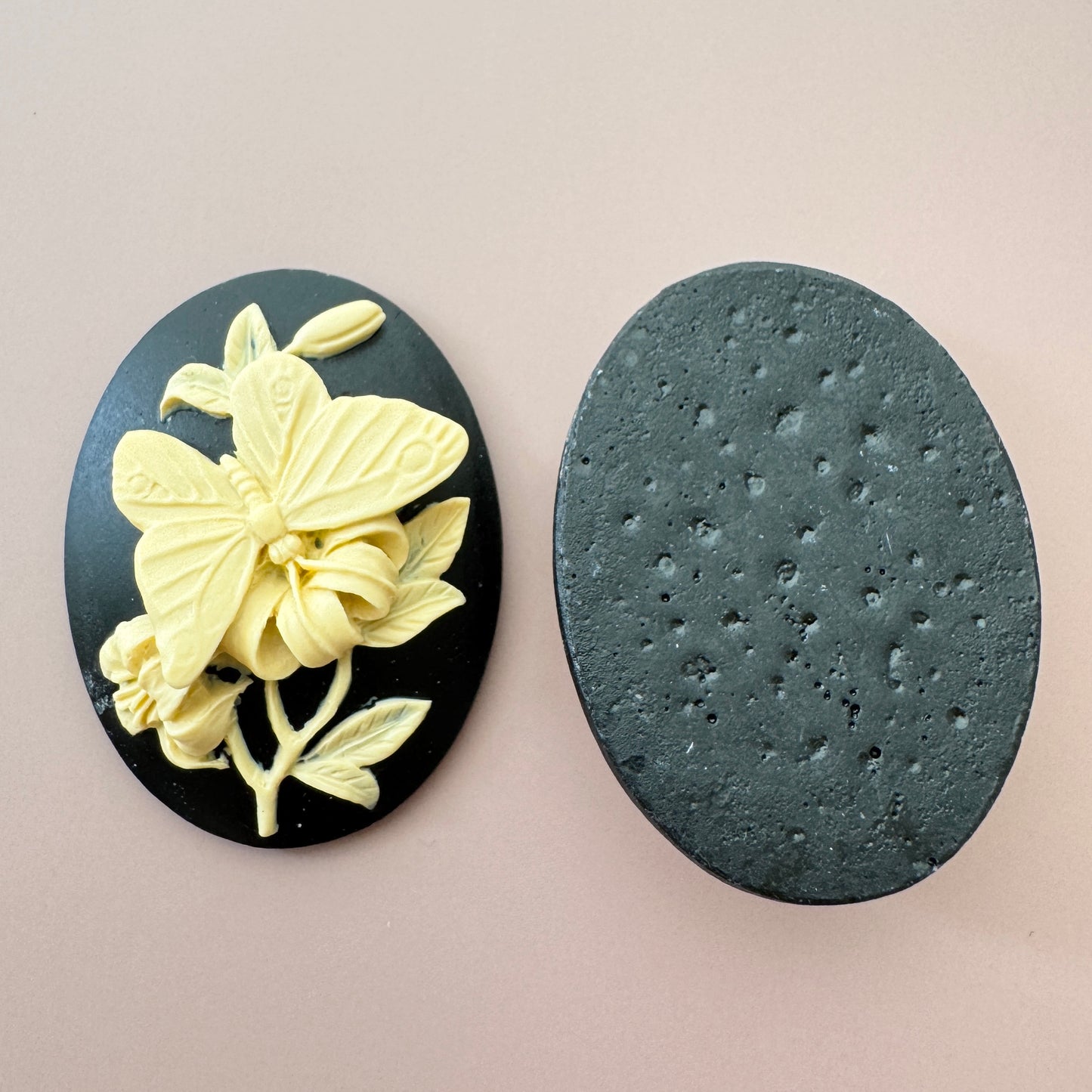 Plastic Cameo Butterfly on Flower Black 40×30mm