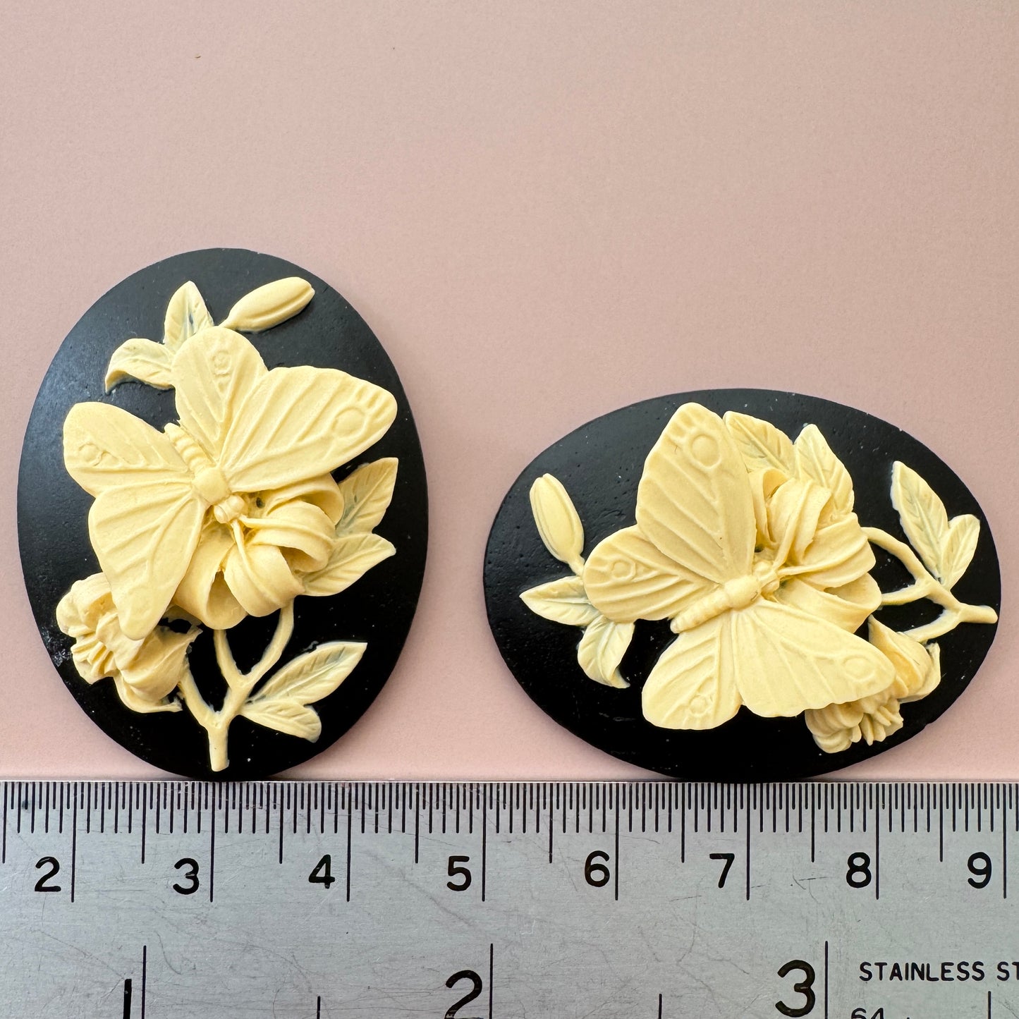 Plastic Cameo Butterfly on Flower Black 40×30mm