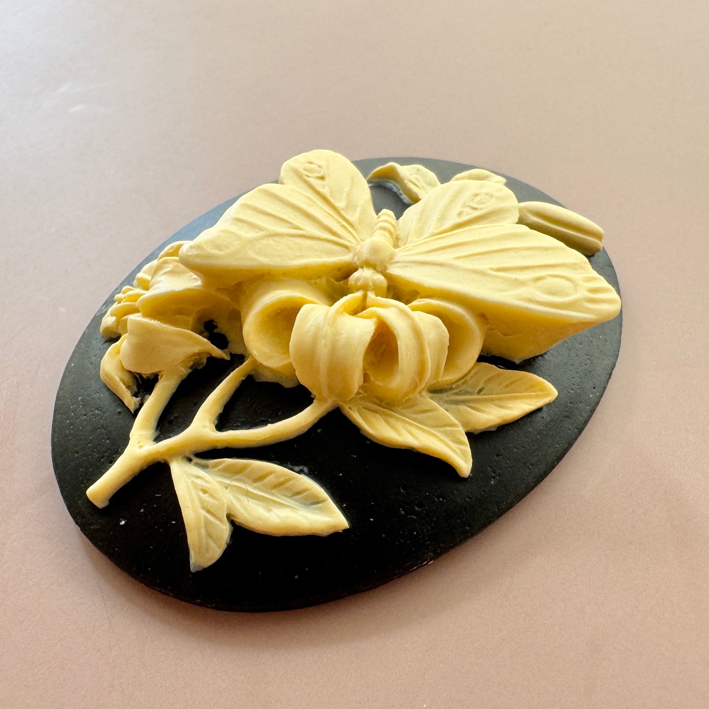 Plastic Cameo Butterfly on Flower Black 40×30mm