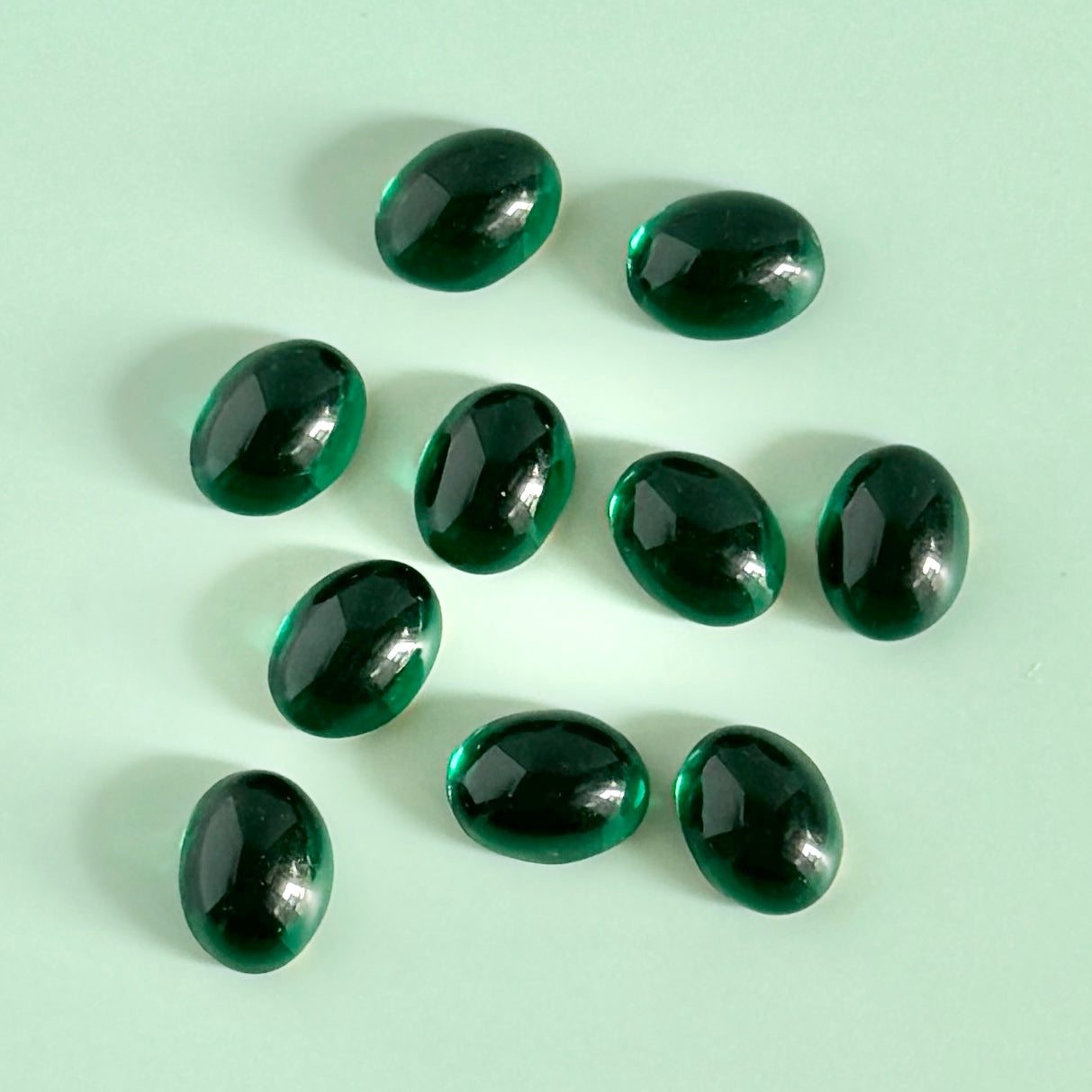 チェコ製Vintageガラスカボション・Emerald・8×6mm 【2個入】