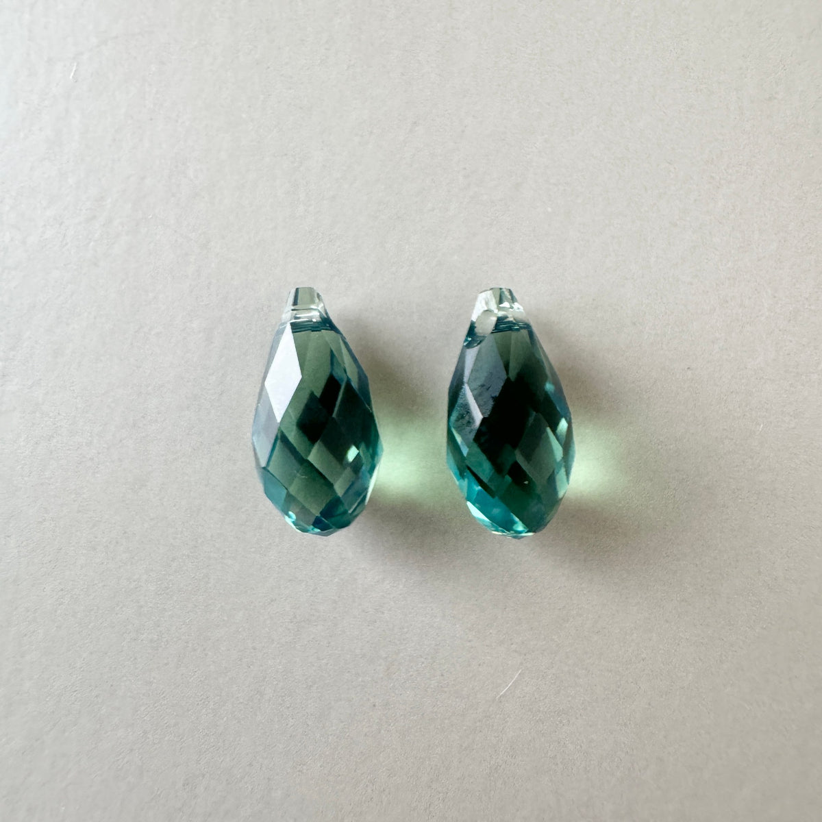 Swarovski ART #6010 Briolette Pendant Erinite 11×5.5mm【2 pcs】