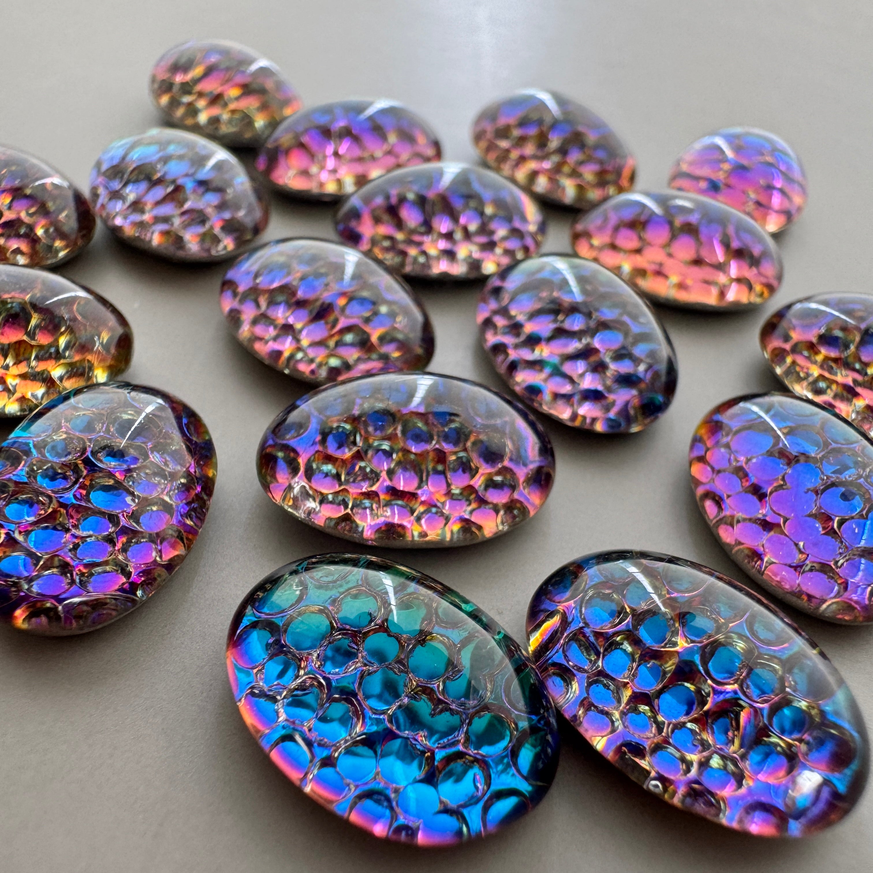 German Vintage Glass Cabochon Snakeskin Helio Green Oval 14