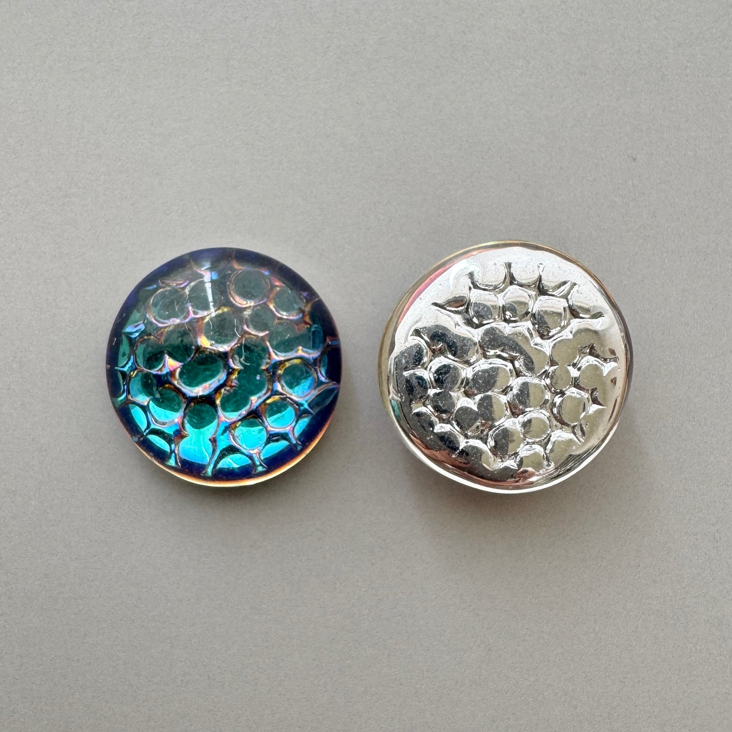German Vintage Glass Cabochon Snakeskin Helio Green Round 13mm