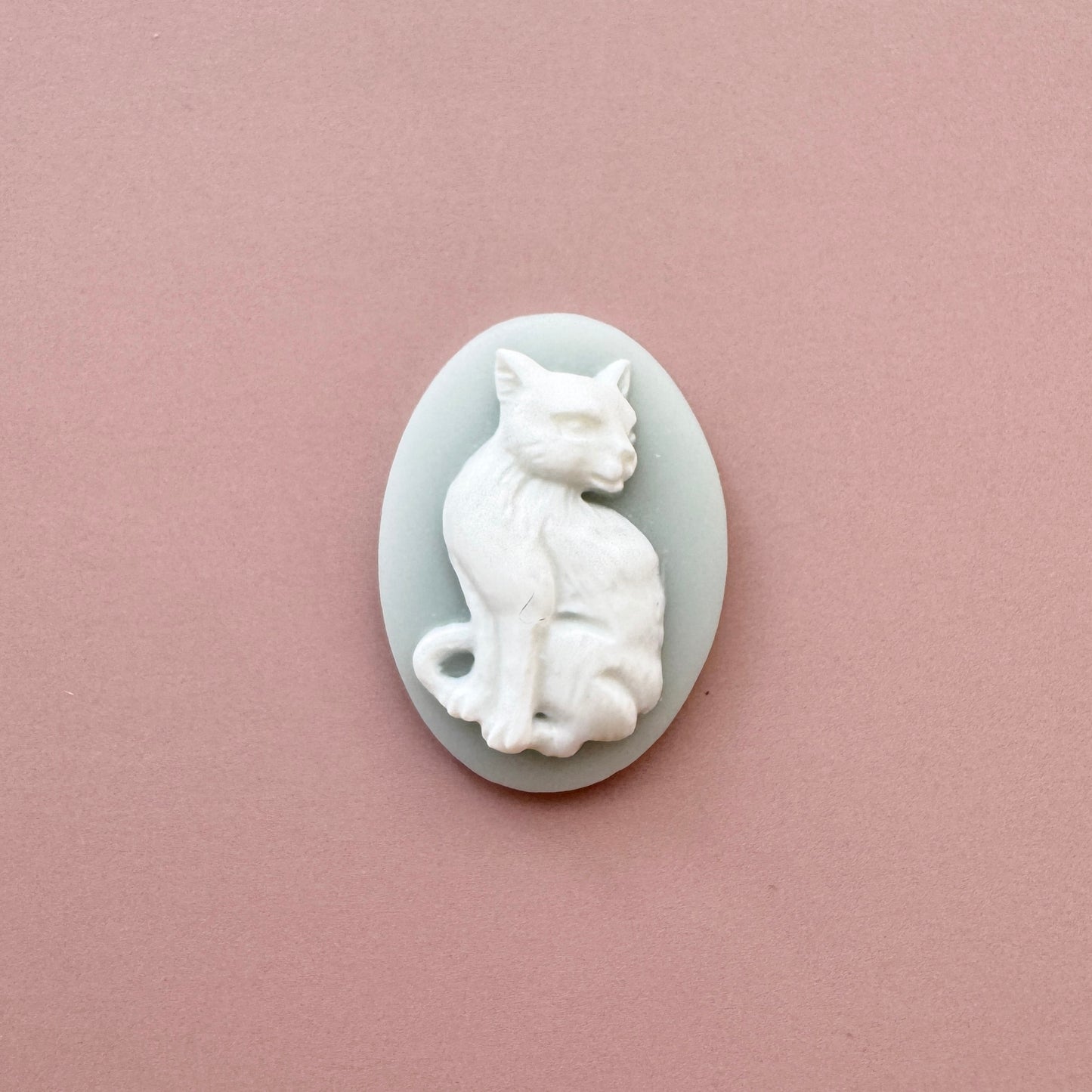 Plastic Cameo Sitting Cat Bluegray 18×13mm