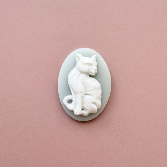 Plastic Cameo Sitting Cat Bluegray 18×13mm