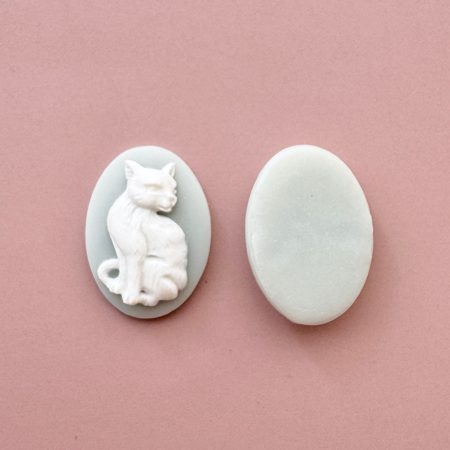 Plastic Cameo Sitting Cat Bluegray 18×13mm