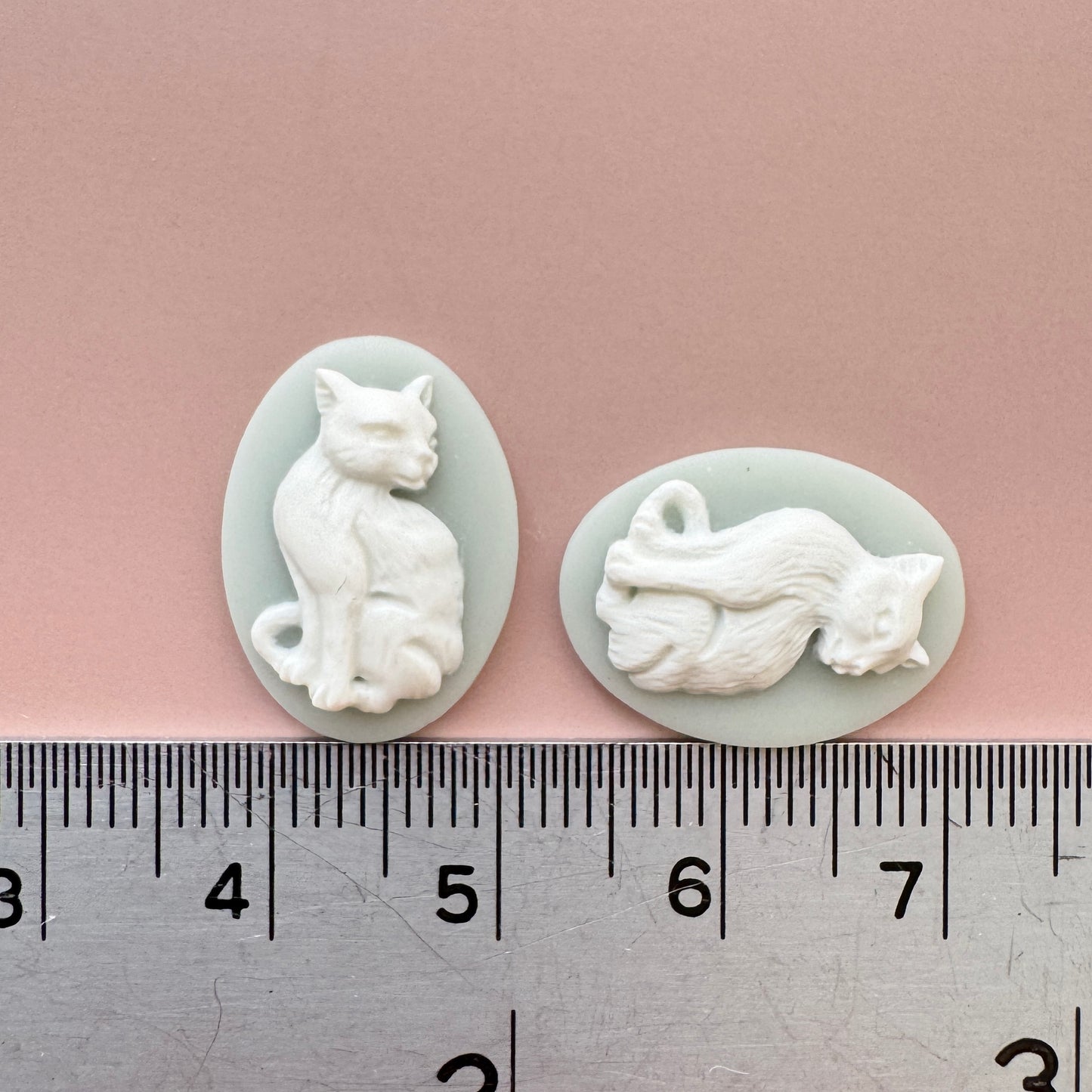 Plastic Cameo Sitting Cat Bluegray 18×13mm