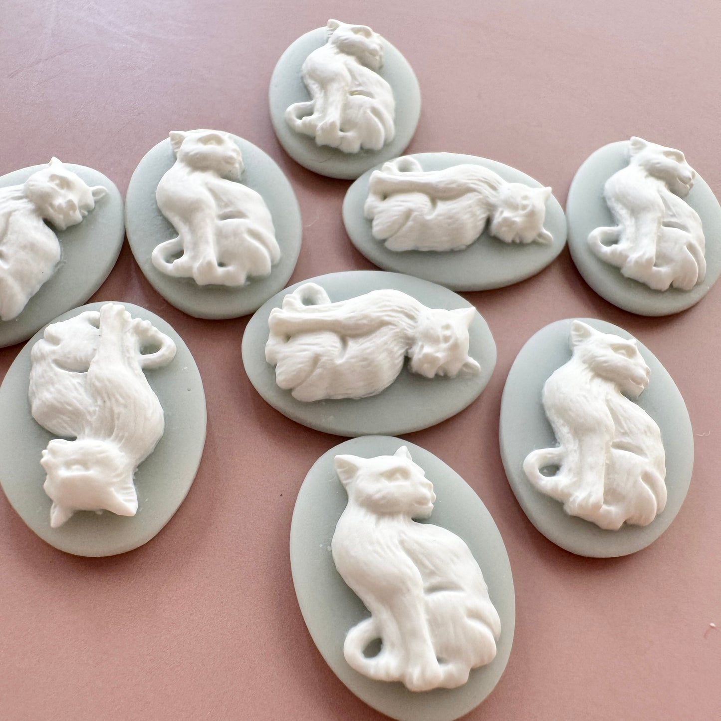 Plastic Cameo Sitting Cat Bluegray 18×13mm