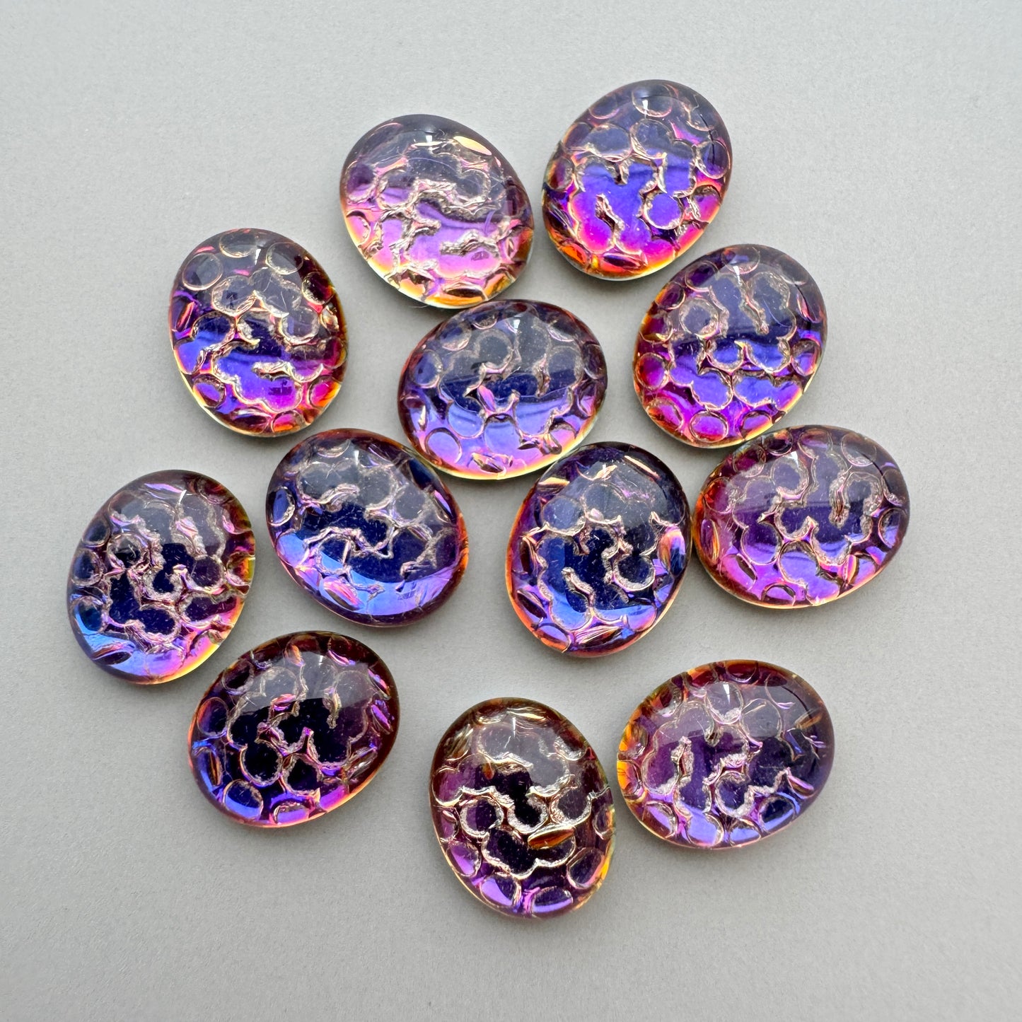 German Vintage Glass Cabochon Snakeskin Helio Green Oval 10×8mm【2pcs】