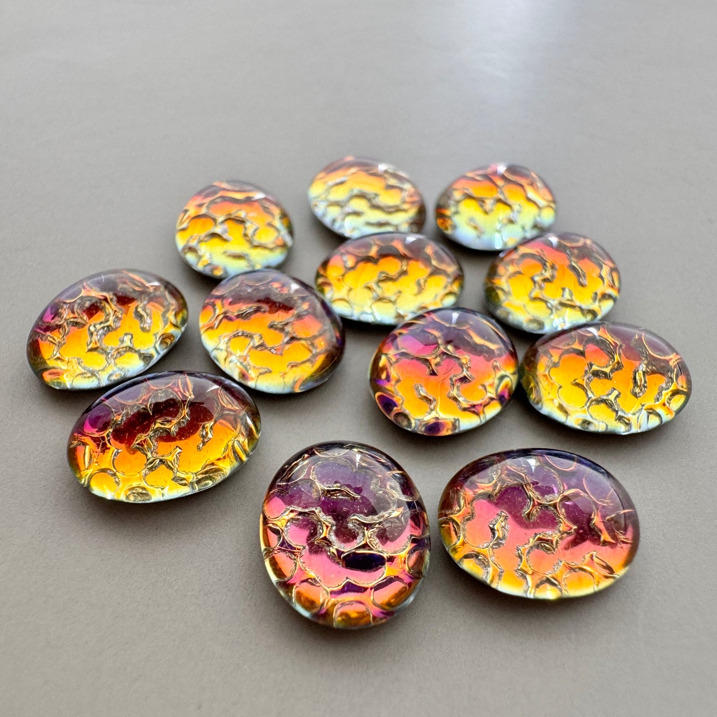 German Vintage Glass Cabochon Snakeskin Helio Green Oval 10×8mm【2pcs】