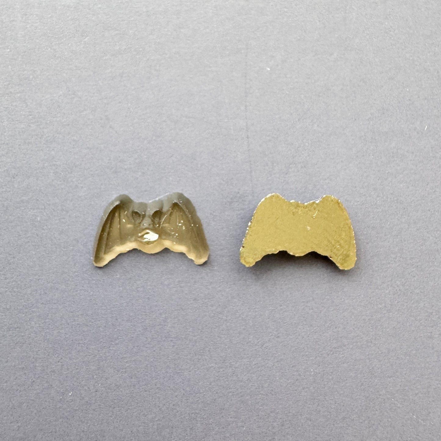 Vintage Glass Cabochon Mini Bat 7×11mm