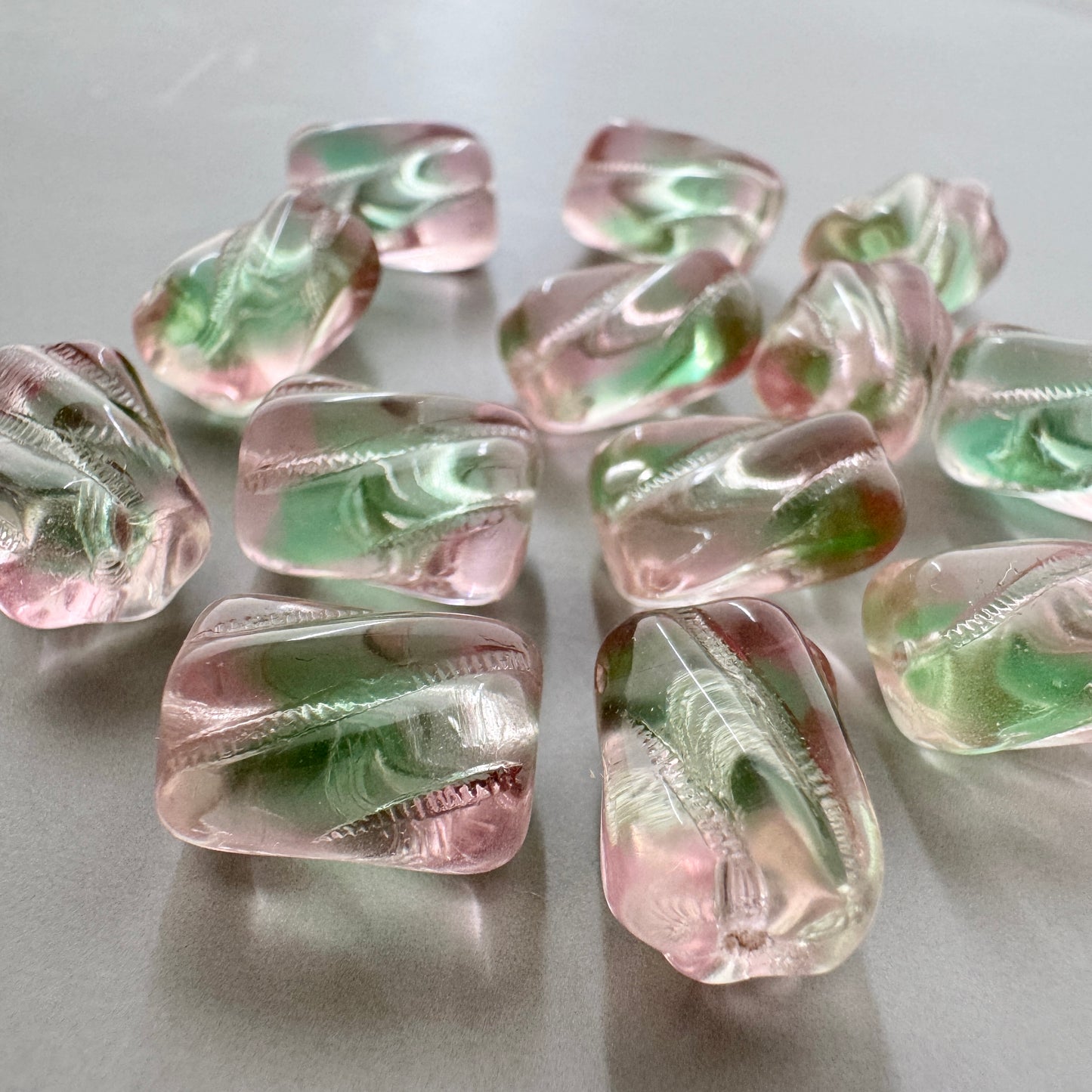 Czech Pressed Beads Twisted 12×9mm【2pcs / 2colors】