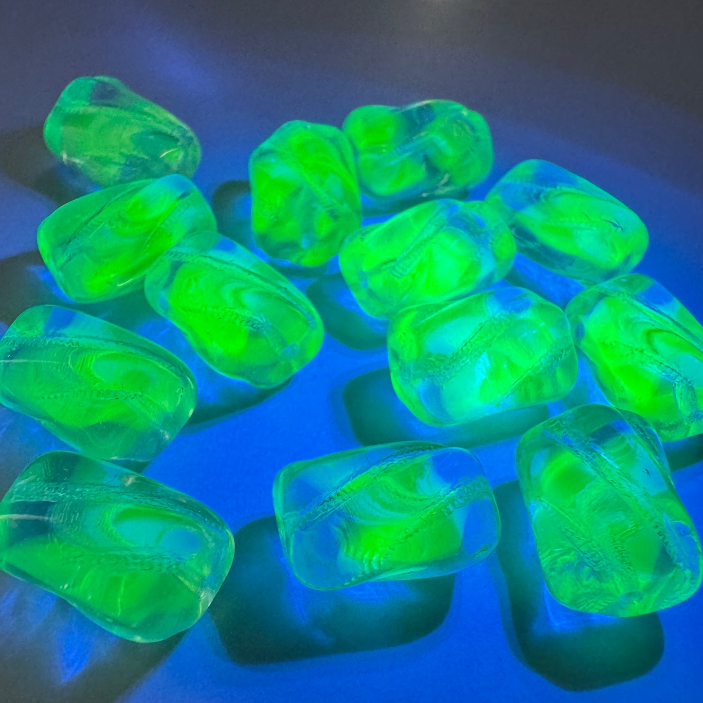 Czech Pressed Beads Twisted 12×9mm【2pcs / 2colors】